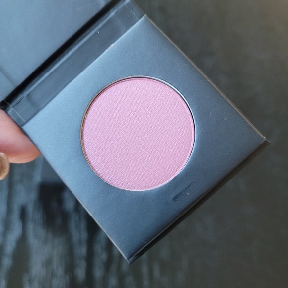 Younique Pressed Shadow with Single Compact - Alluring - Picture 1 of 3